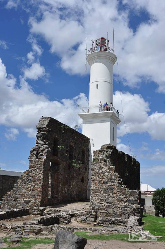 Farol de 1857 construído sobre as ruínas ainda mais antigas do convento de São Francisco xavier, em Colonia del Sacramento, no sul do Uruguai